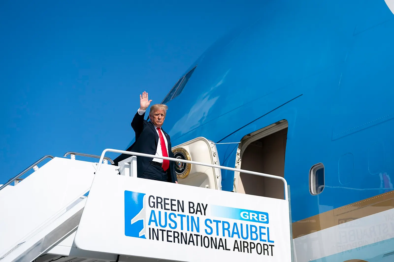 President Donald J. Trump arrives at Green Bay-Austin Straubel International Airport in Green Bay, Wis. Thursday, June 25, 2020, and boards Air Force One en route to Joint Base Andrews, Md. (Official White House Photo by Tia Dufour)