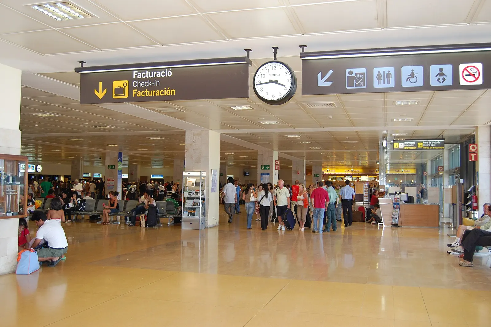 Girona-Costa Brava landside hall with Catalan/Spanish check-in signage