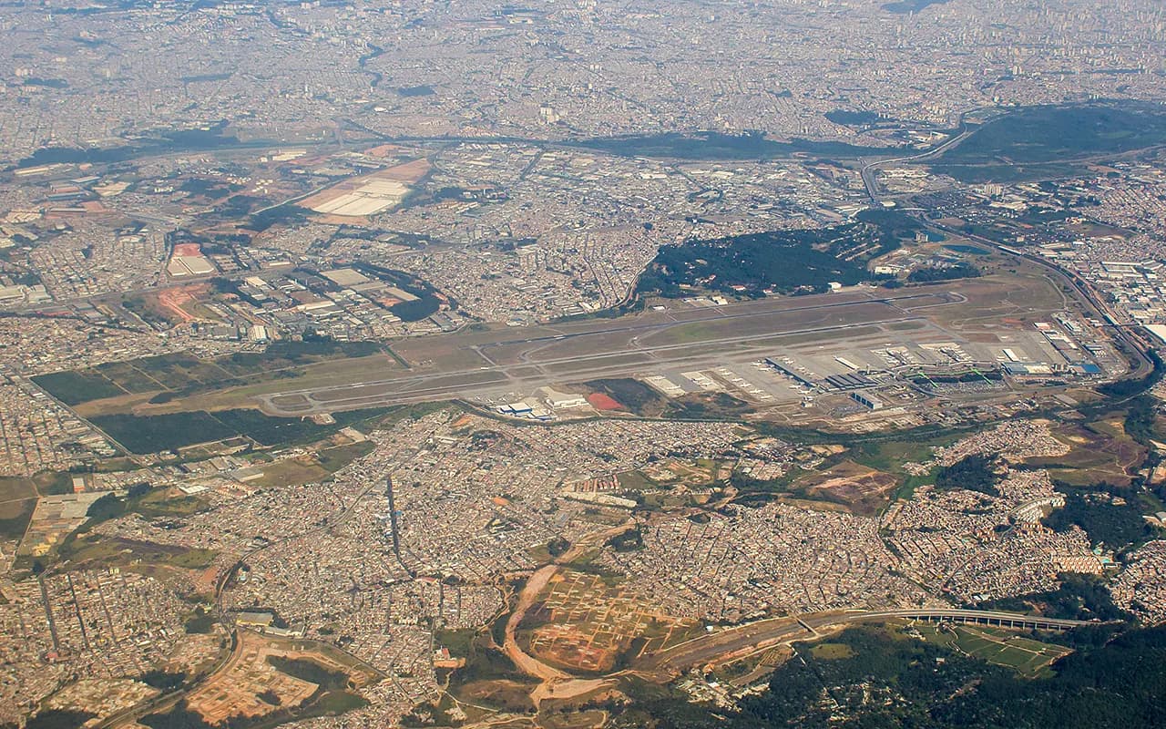 Vista aérea do Aeroporto Internacional de São Paulo/Guarulhos Governador André Franco Montoro é o maior aeroporto do Brasil, da América do Sul