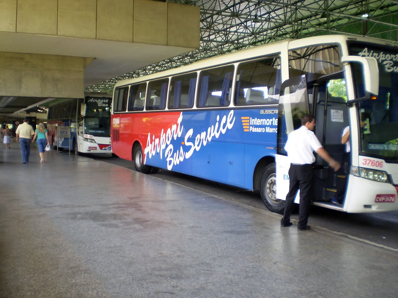 An Internorte-Pássaro Marron airport shuttle bus at Guarulhos that runs routes between the airport and São Paulo city.