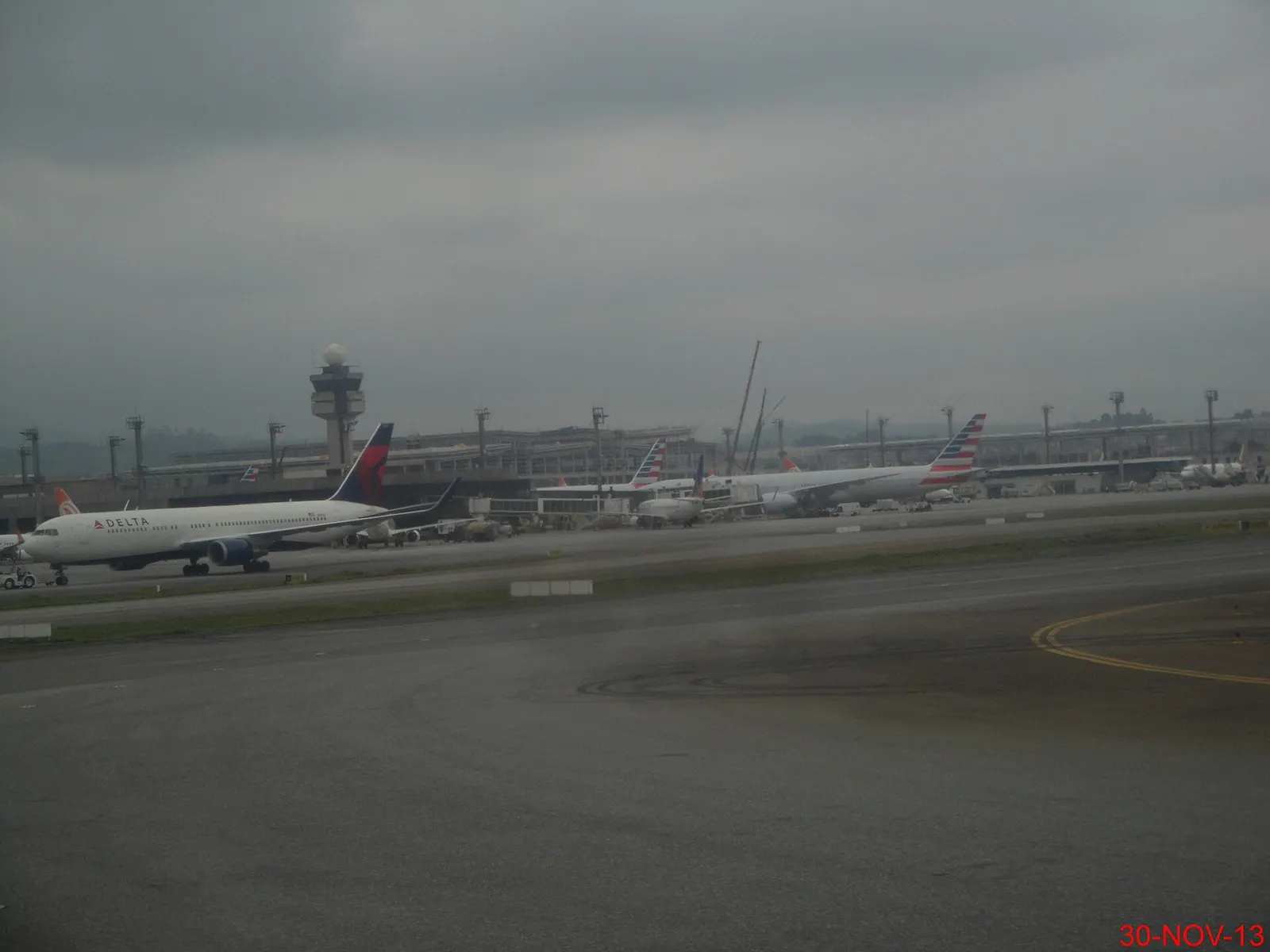 Terminal 2, Torre de Controle e Terminal 3 (Em construção, inaugurado em maio de 2014 a 1º fase) no Aeroporto Internacional de São Paulo/Guarulhos (GRU Airport)