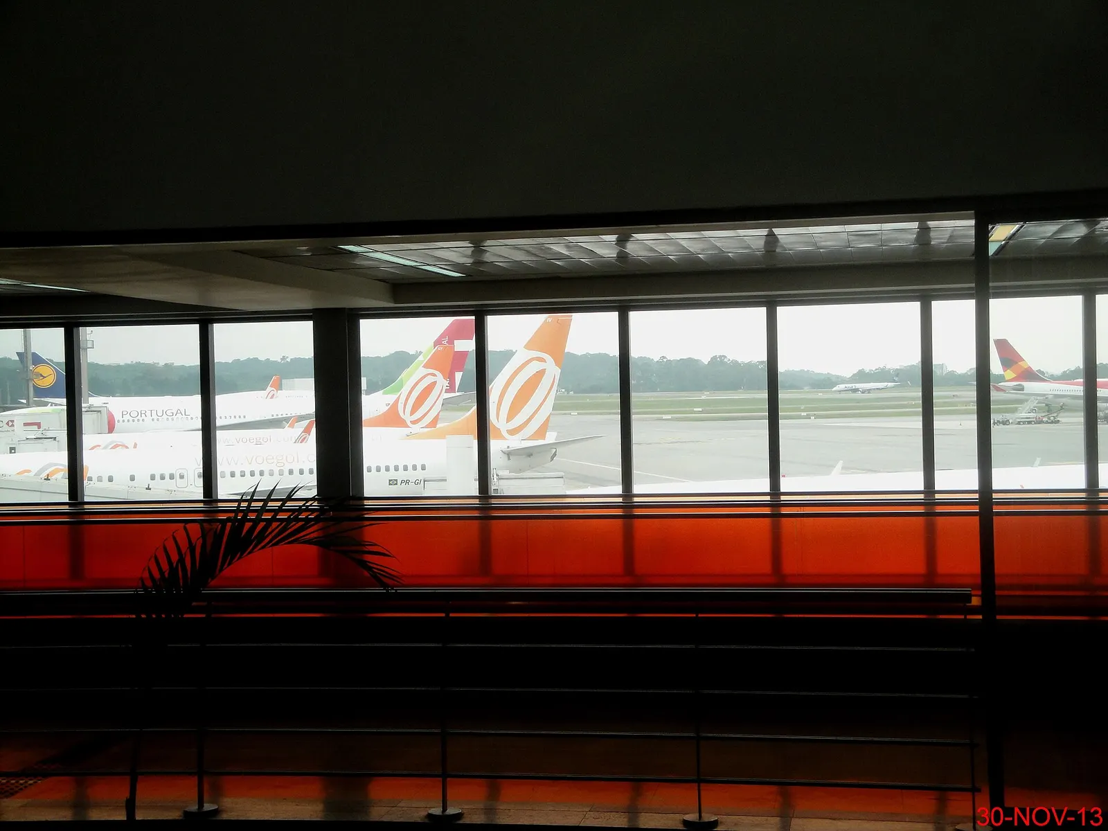 Terminal 2 do Aeroporto Internacional de são Paulo/Guarulhos (GRU Airport). Vista do Terminal 2, check-in "C", anteriormente chamado de Asa "C". Neste check-in parte os aviões da Gol com embarques nos portões 14 a 27. Ao fundo a Pista de Pouso