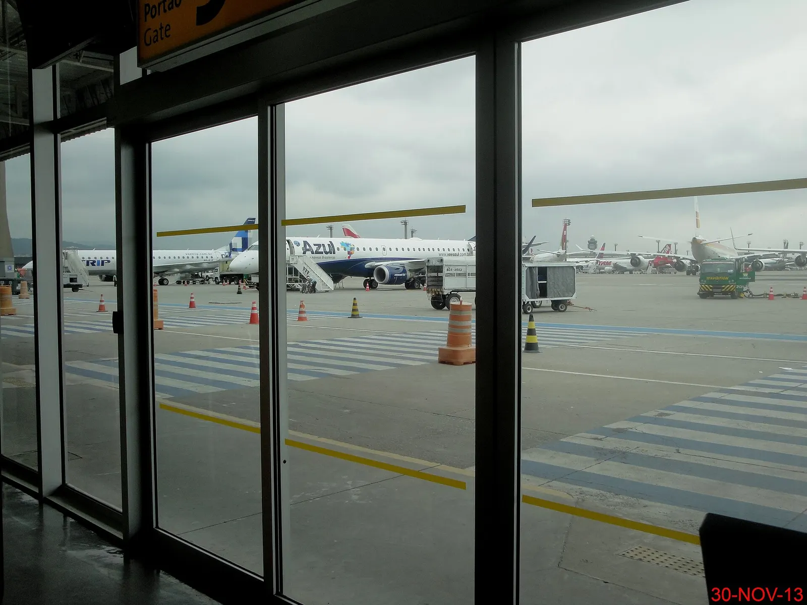 Terminal 4 no Aeroporto Internacional de São Paulo/Guarulhos (GRU). O Terminal 4 está separado dos outros terminais pelo Terminal de Cargas. Vários ônibus fazem o transporte gratuito do Setor C do Terminal 2, até o Terminal 4, num trajeto que dura aproximadamente 6 min. O embarque dos passageiros é 