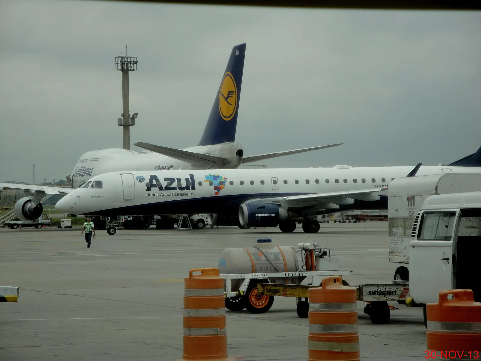 Avião Embraer E-195 da Azul, PR-AYN, nomeado de Blue Angels passando a frente do Boeing 747 da Lufthansa para desembarque no Terminal 4 do Aeroporto Internacional de São Paulo/Guarulhos (GRU Airport).