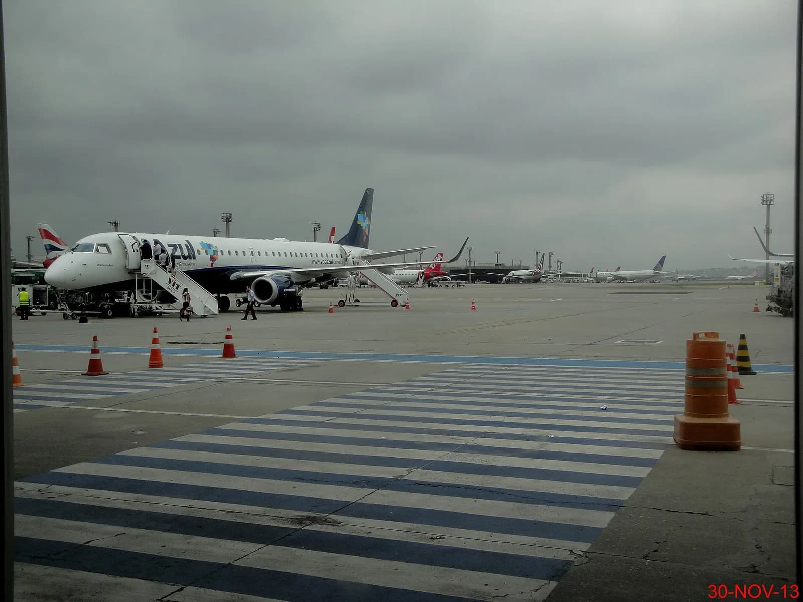 Terminal de Passageiros 4 no Aeroporto Internacional de São Paulo/Guarulhos (GRU). O Terminal 4 está separado dos outros terminais pelo Terminal de Cargas. Vários ônibus fazem o transporte gratuito do Setor C do Terminal 2, até o Terminal 4, num trajeto que dura aproximadamente 6 min. O embarque dos