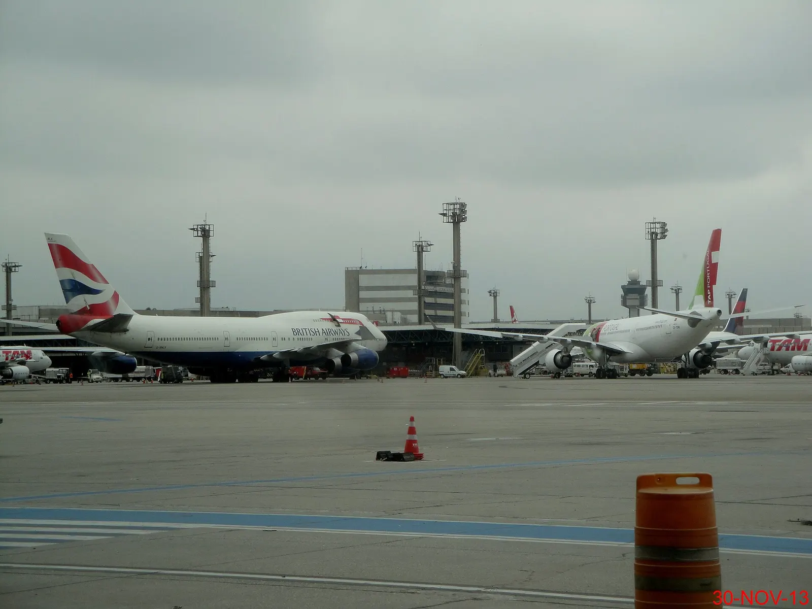Avião Boeing 747 da British Airways (G-BNLK) e Airbus A330 da TAP Air Portugal (CS-TOM), nomeado de Vasco da Gama no Terminal 1 do Aeroporto Internacional de São Paulo/Guarulhos (GRU Airport).