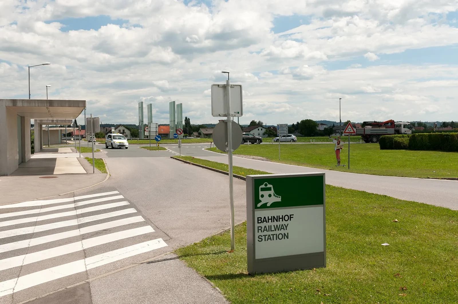 Bahnhof / Railway Station sign pointing to Flughafen Graz-Feldkirchen S-Bahn stop