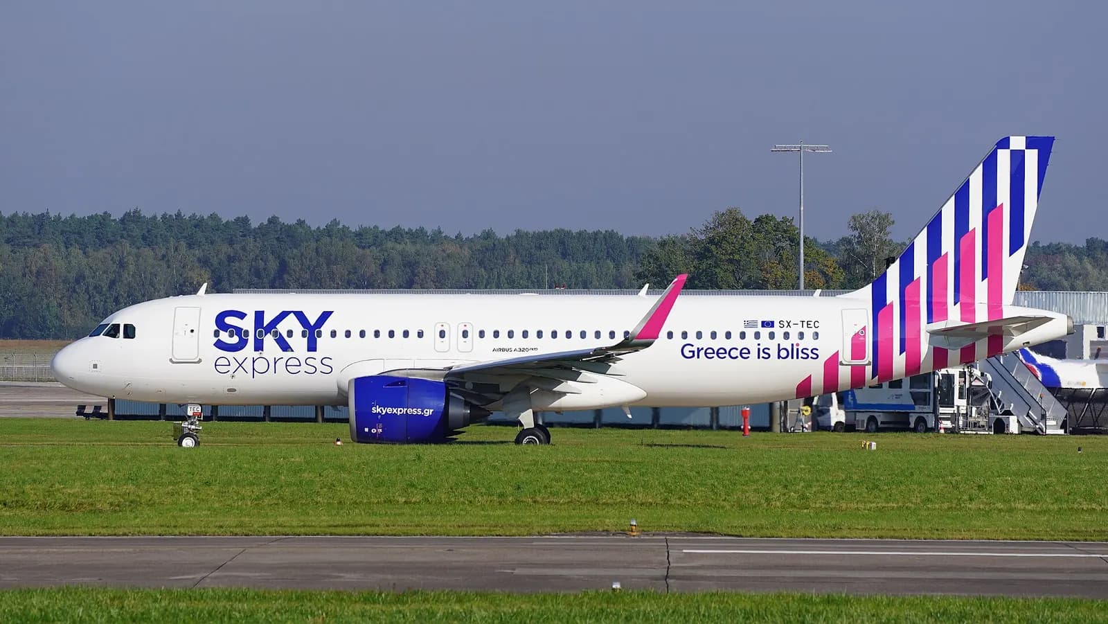 Der Airbus A320-251N der Fluggesellschaft SKY express mit dem Kennzeichen SX-TEC auf dem Weg zur Startbahn 09R des Flughafens Hannover-Langenhagen. Das Flugzeug führte einen Flug von Iraklio/Heraklion über Hannover-Langenhagen nach Leipzig/Halle und zurück nach Iraklio/Heraklion durch.