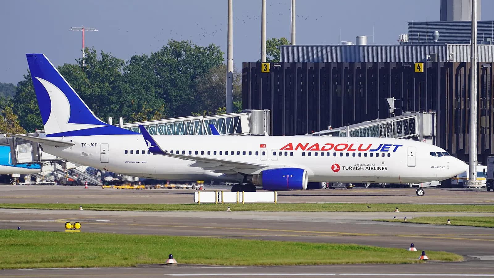 Die Boeing 737-8F2(WL) der Fluggesellschaft AnadoluJet mit dem Kennzeichen TC-JGY auf dem Flughafen Hannover-Langenhagen. Das Flugzeug führte einen Flug von Ankara nach Hannover durch.