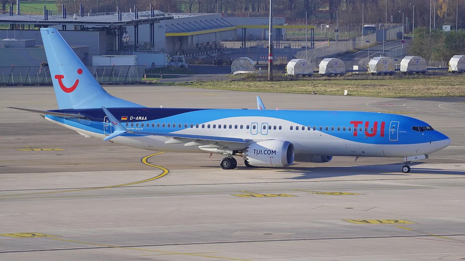 Die Boeing 737-8 MAX der Fluggesellschaft TUI fly mit dem Kennzeichen D-AMAA auf dem Flughafen Hannover-Langenhagen. Das Flugzeug führte einen Flug von Hannover zum Flughafen Teneriffa Süd durch.