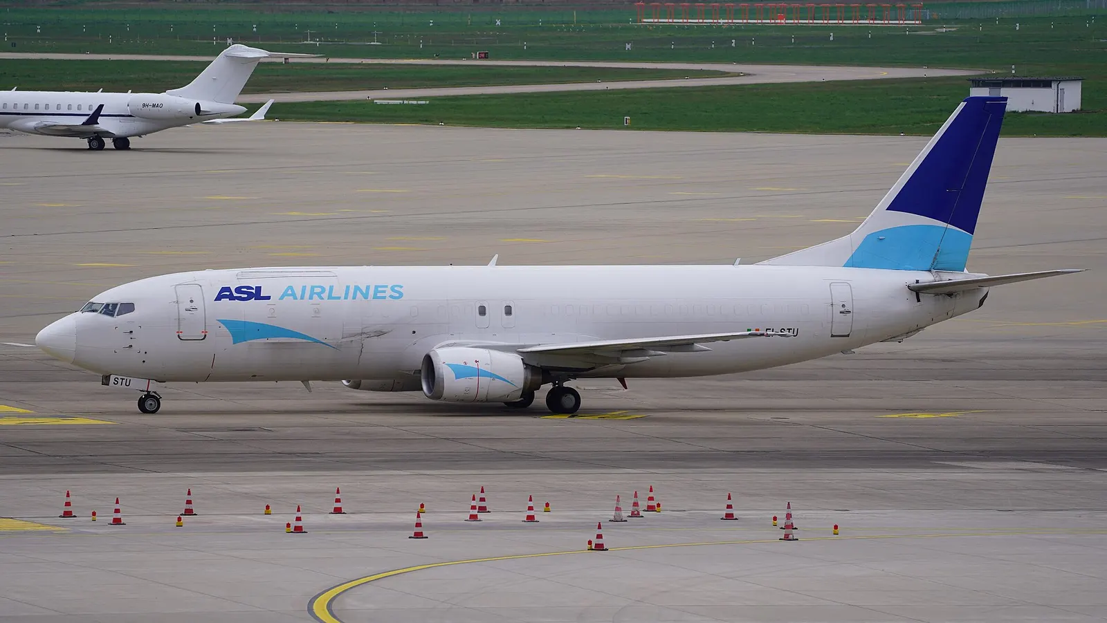 Die Boeing 737-4M0(SF) der Fluggesellschaft ASL Airlines Ireland mit dem Kennzeichen EI-STU auf dem Flughafen Hannover-Langenhagen. Das Flugzeug führte einen Flug vom Flughafen Mailand-Malpensa nach Hannover durch.