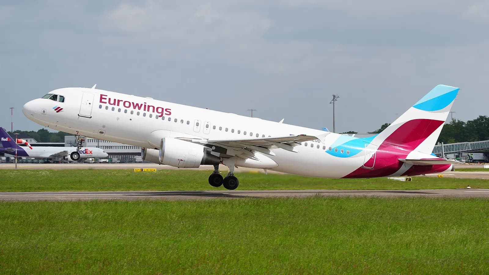 Der Airbus A320-214 der Fluggesellschaft Eurowings Europe mit dem Kennzeichen D-AEUD startet auf dem Flughafen Hannover-Langenhagen zu einem Flug nach Palma de Mallorca.