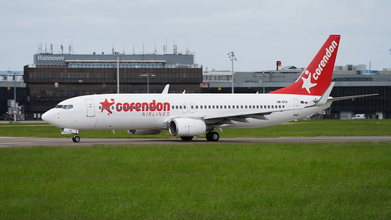 Die für Corendon Airlines betriebene Boeing 737-8BK(WL) der Fluggesellschaft Go2Sky mit dem Kennzeichen OM-GTH startet auf dem Flughafen Hannover-Langenhagen zu einem Flug nach Hurghada.