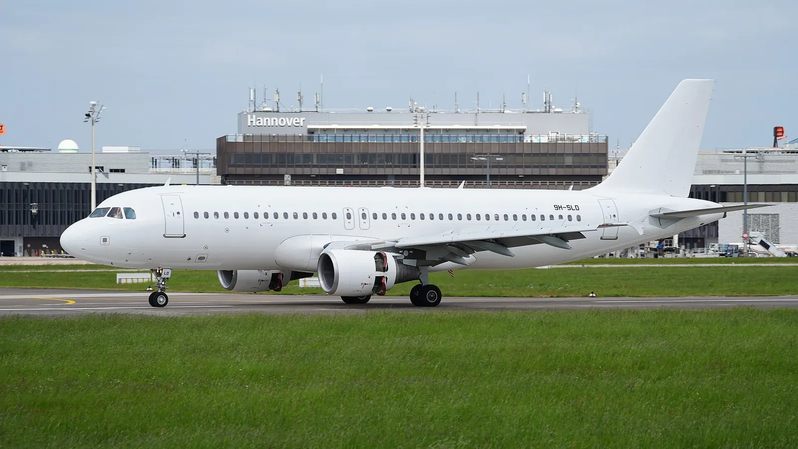 Der Airbus A320-214 der Fluggesellschaft SmartLynx Airlines Malta mit dem Kennzeichen 9H-SLD landet auf dem Flughafen Hannover-Langenhagen. Das Flugzeug führte einen Flug von Hurghada nach Hannover durch.