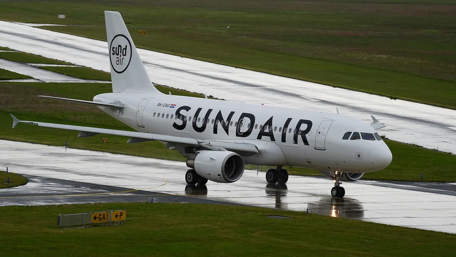 Der für Sundair betriebene Airbus A319-111 der Fluggesellschaft Fly Air41 Airways mit dem Kennzeichen 9A-ZAG auf dem Flughafen Hannover-Langenhagen. Das Flugzeug führte einen Flug von Hannover zum Flughafen Angers Loire durch.