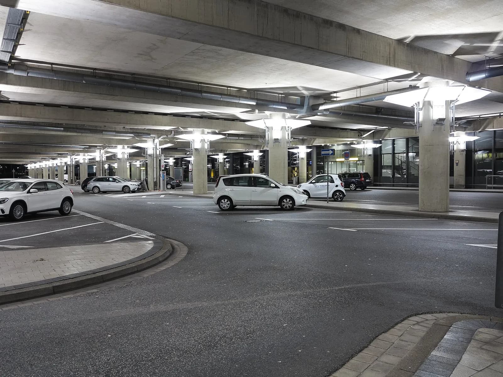 The short-term parking space on the arrivals level in front of terminal C of Hannover Airport