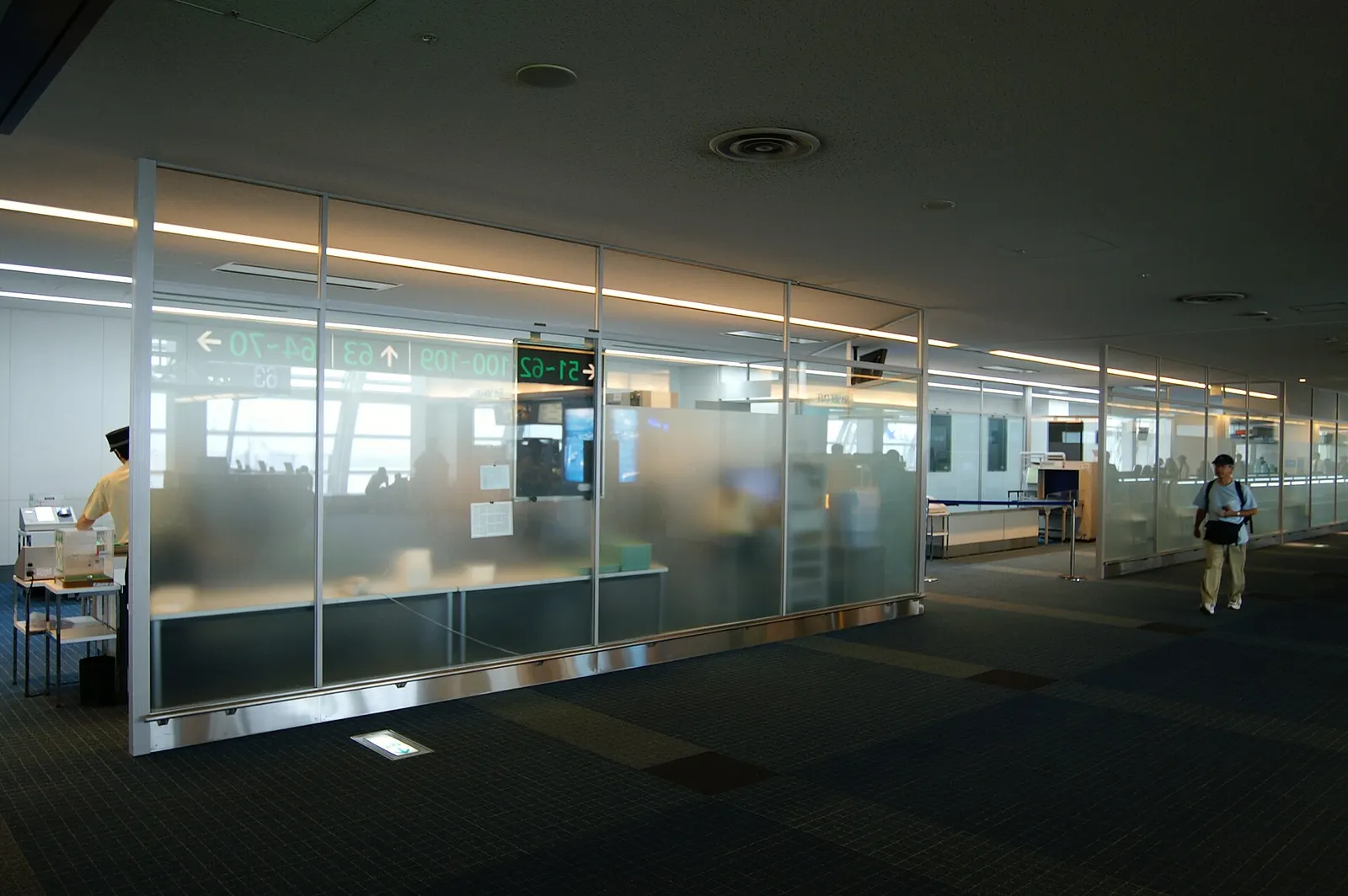 羽田第2ターミナルの保安検査場C。 (2007/07/03 Tokyo International Airport, JAPAN)
