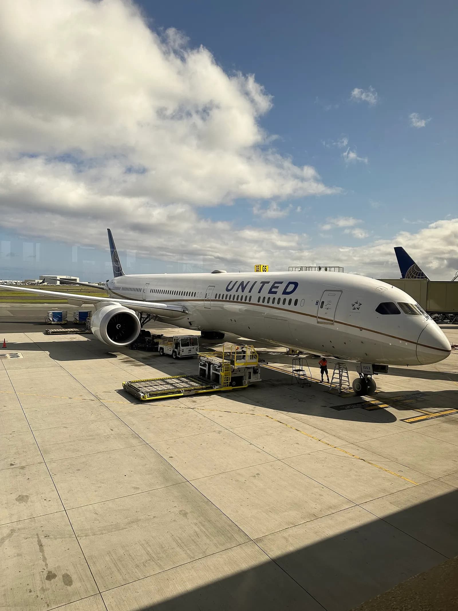 Photo taken at Daniel K. Inouye International Airport, also known as Honolulu International Airport, at Gate 5. Preparing aircraft for boarding