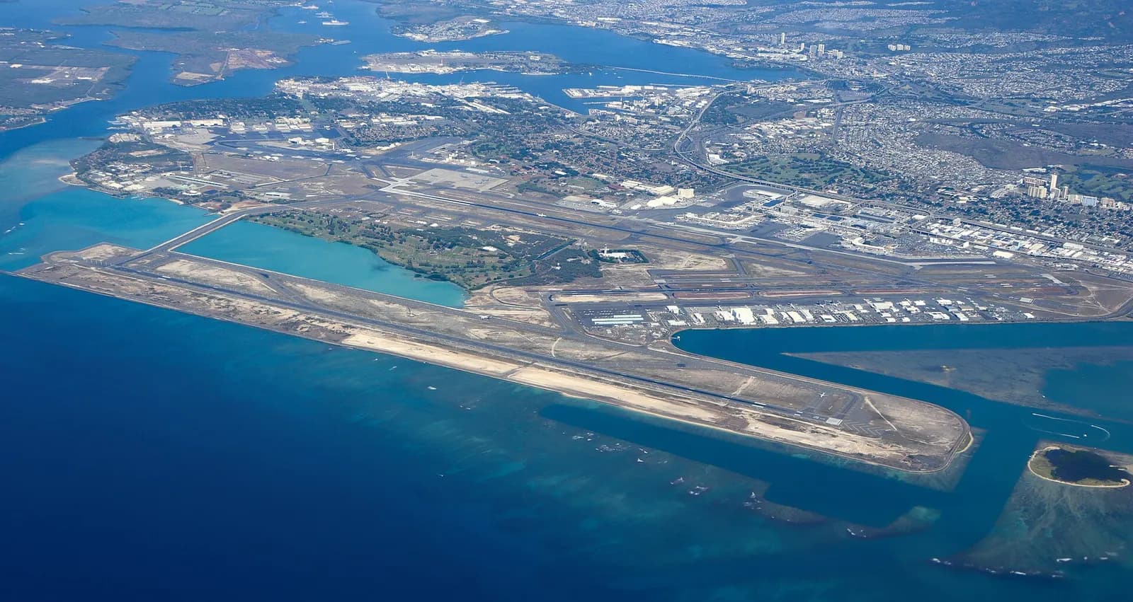 An aerial view of Daniel K. Inouye International Airport as seen from a jetliner headed west before circling around to land on runway 8L. Photographed by user Coolcaesar on January 18, 2025.