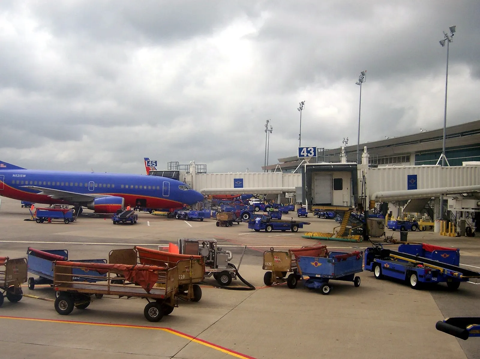 Southwest Airlines ramp operations at William P. Hobby Airport in Houston , Texas , United States . A Boeing 737-500 (N521SW) can be seen in the background parked at gate 45.