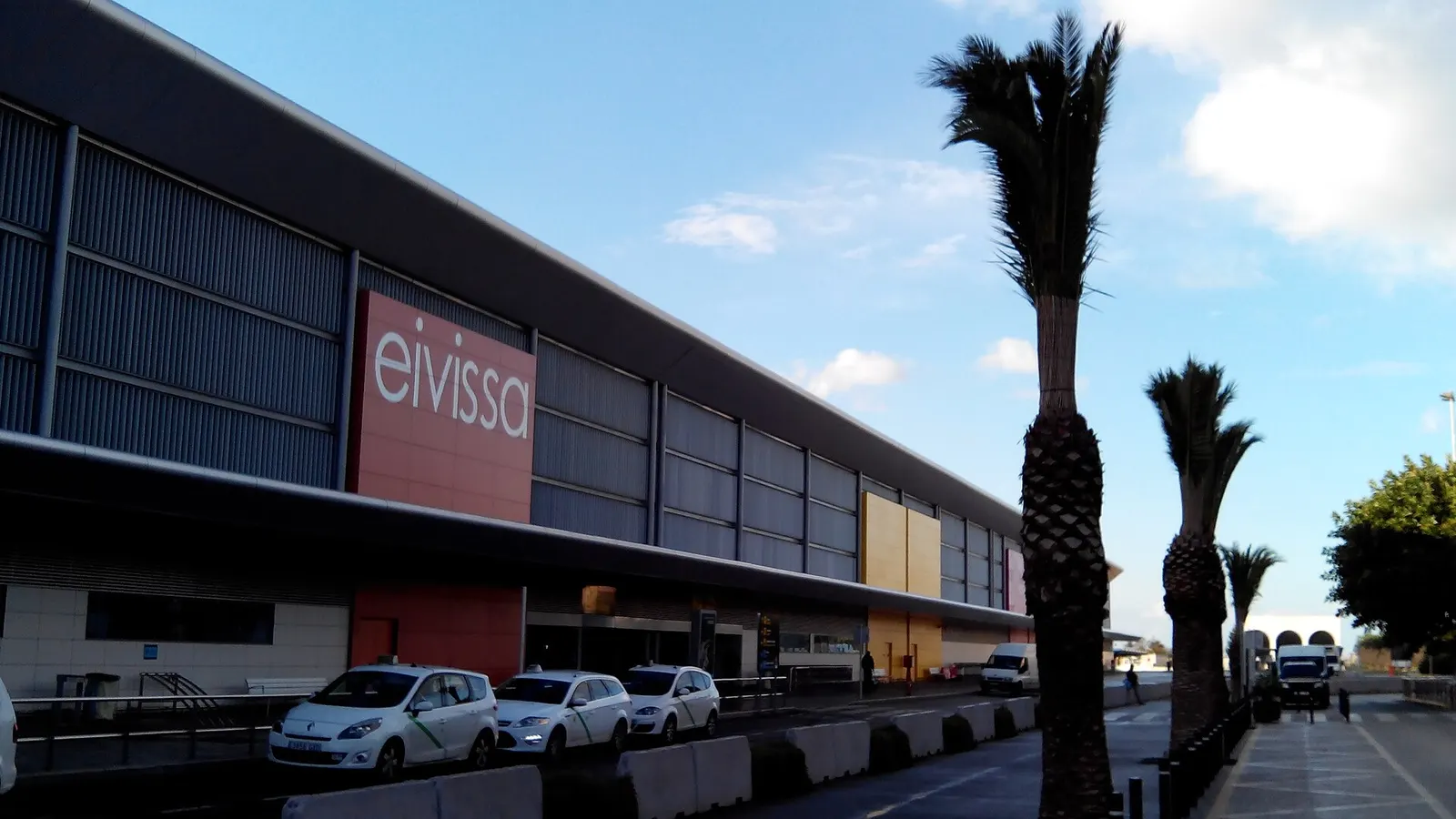 Daytime exterior of Aeroport d’Eivissa with aircraft and terminal buildings.