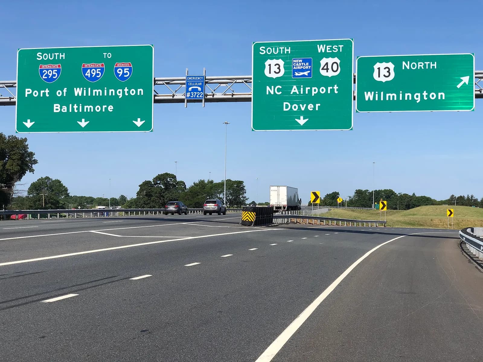 I-295 / US 40 southbound exit sign naming Wilmington, New Castle Airport, and Dover.