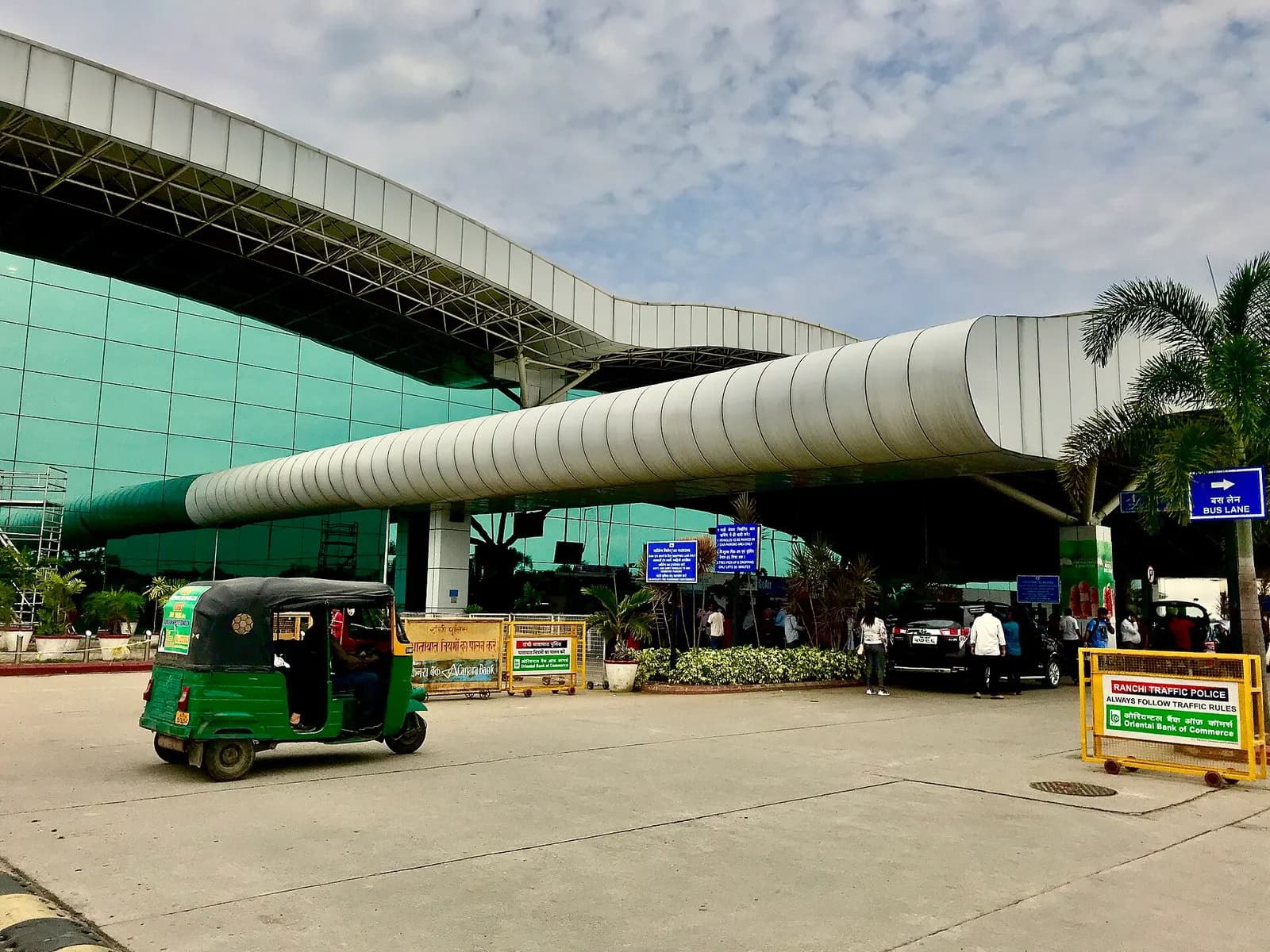 Cantilever canopy at Birsa Munda Airport departures kerb, Ranchi