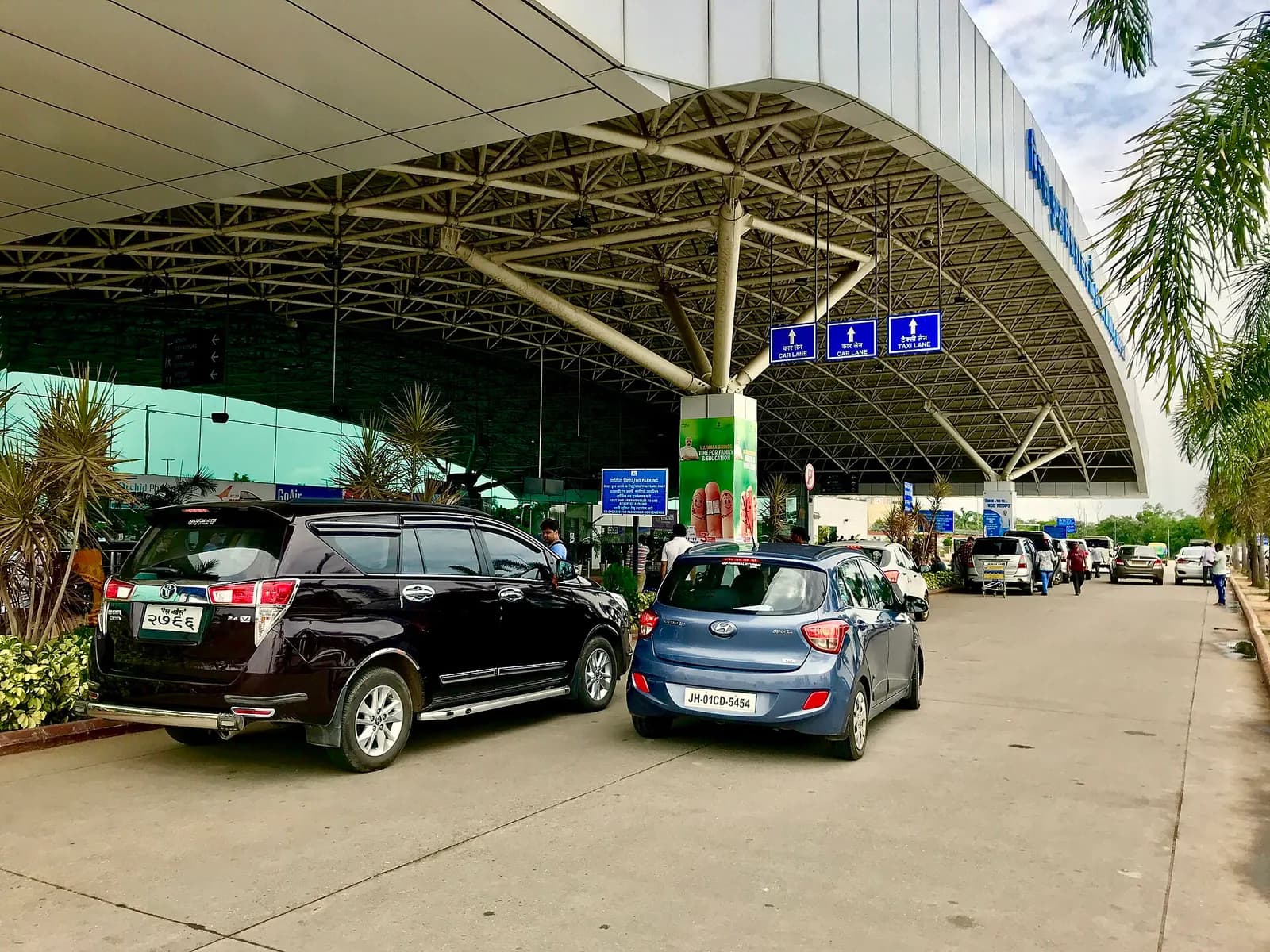 Taxi / car lanes under the Birsa Munda Airport terminal canopy, Ranchi