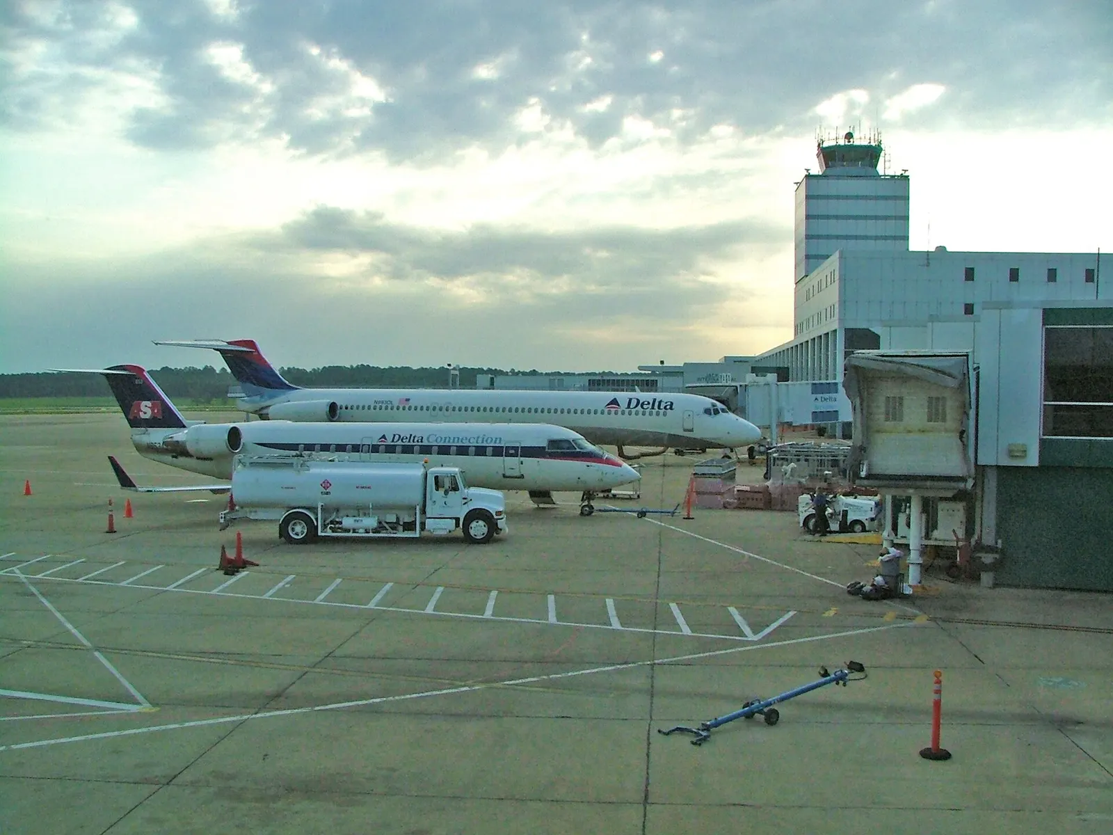 July 2005 view from the west concourse looking east across the tarmac at Jackson–Evers International Airport