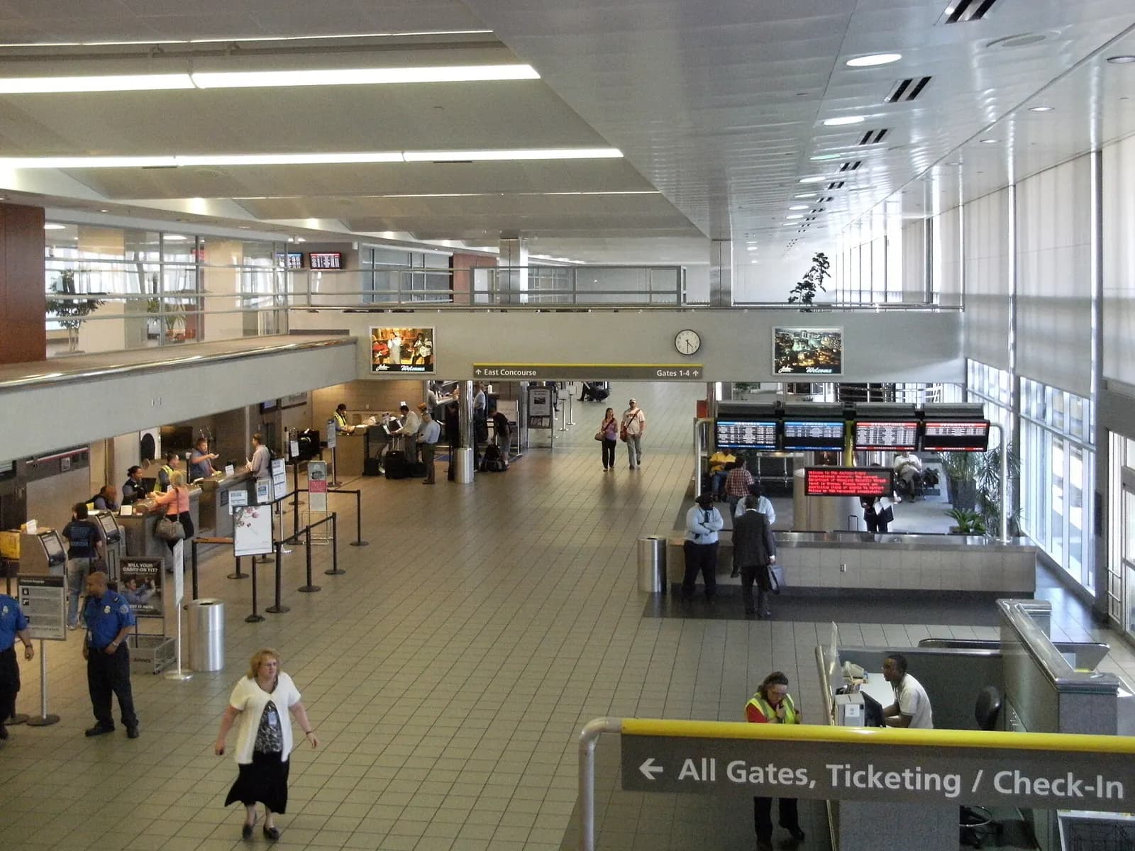 September 2010 departures and ticketing hall at Jackson–Medgar Wiley Evers International Airport