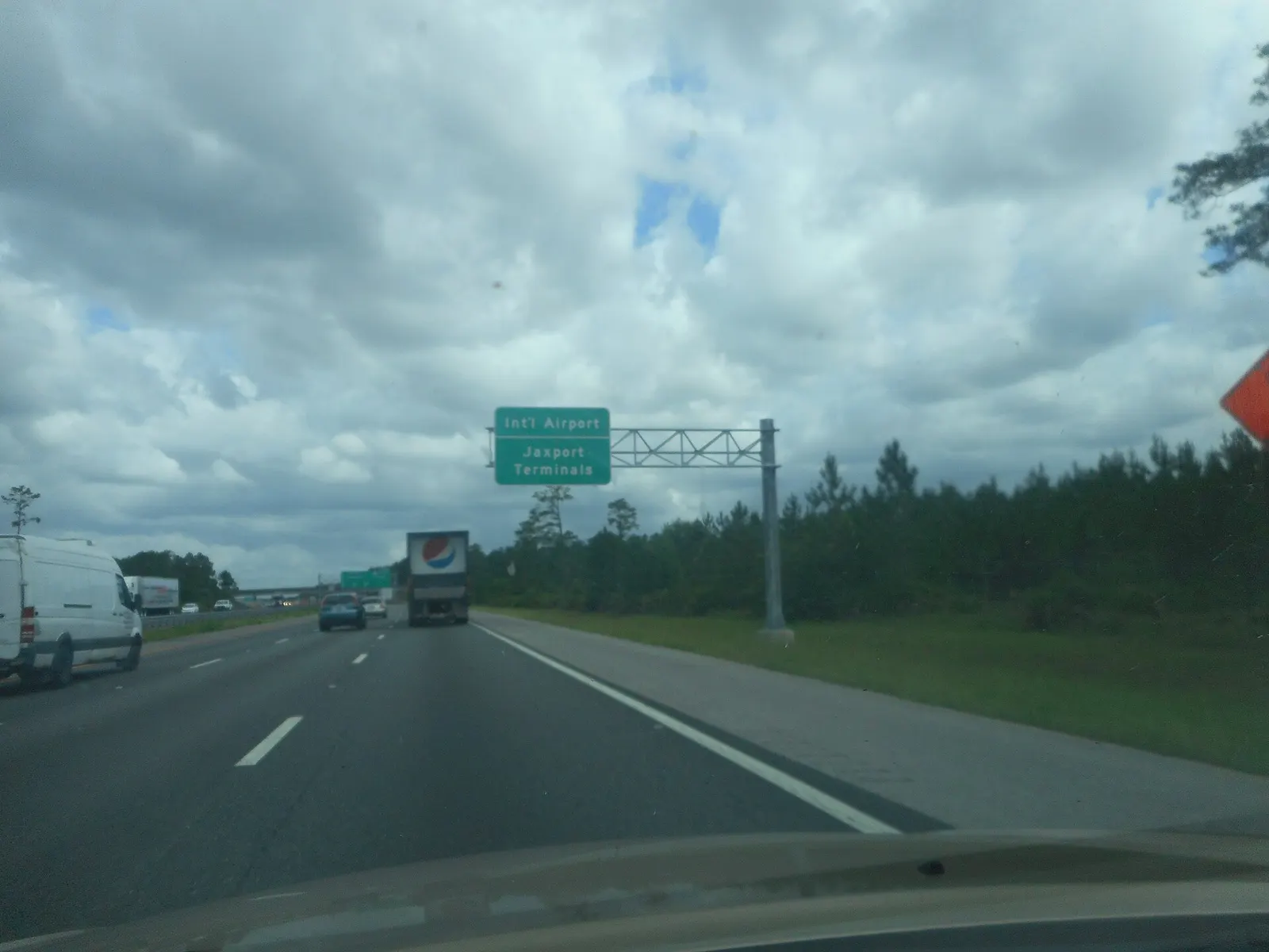 Northbound I-95 overhead sign for Jacksonville International Airport and Jaxport terminals
