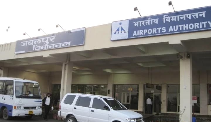Earlier Jabalpur Airport kerb / entrance with AAI and जबलपुर विमानतल signage — Dumna, Madhya Pradesh
