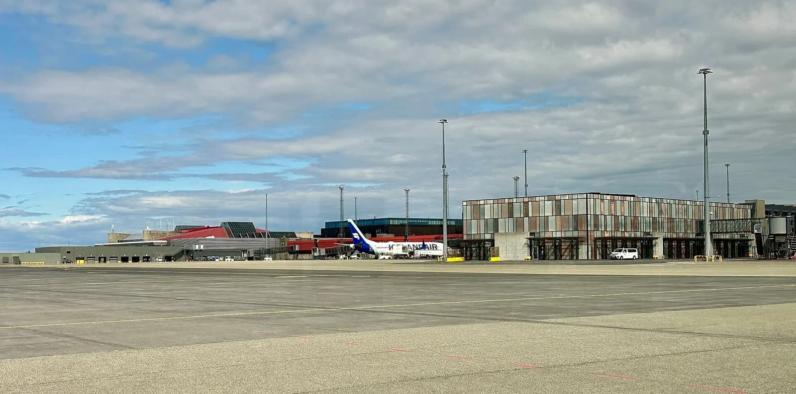 Leifur Eiríksson terminal at Keflavík International Airport viewed from the tarmac