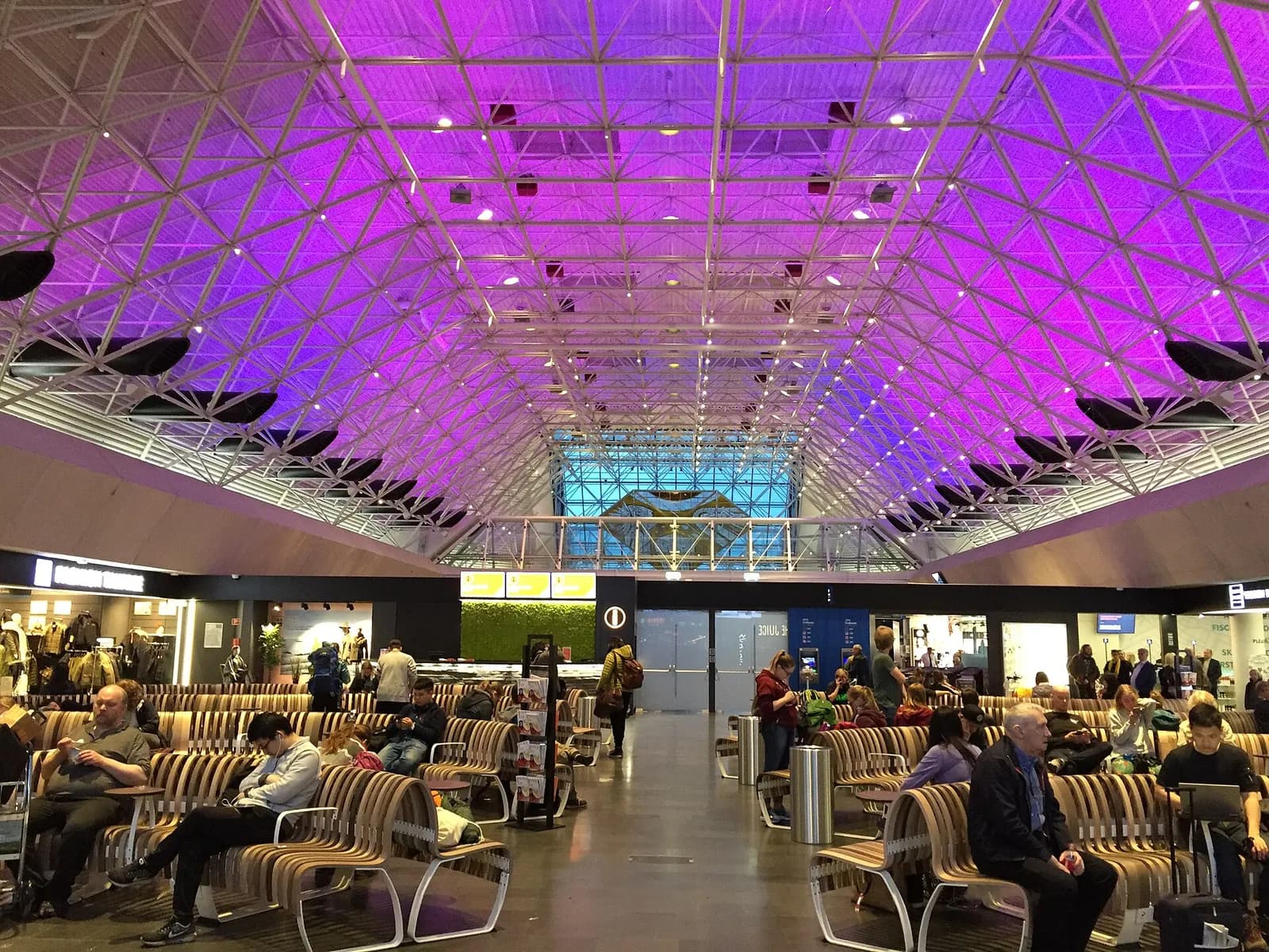 Main waiting / retail hall interior at Keflavík International Airport (2018)