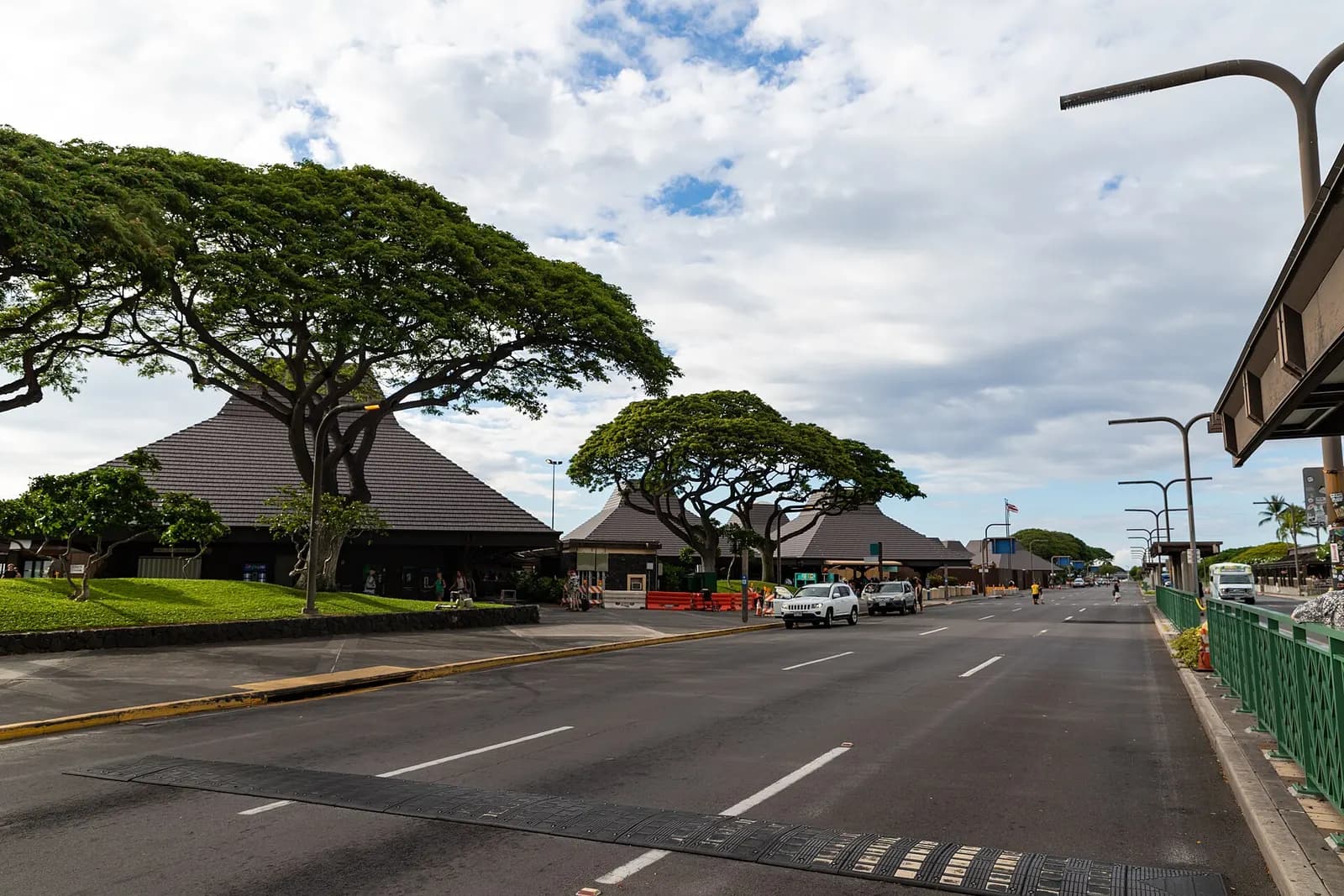 One-way terminal loop road and pavilion roofs at Kona International Airport