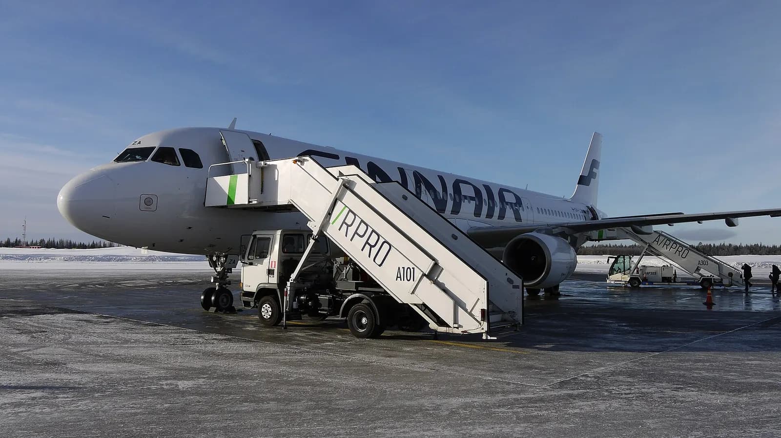 Finnairin Airbus A321 -matkustajakone Kittilän lentoasemalla helmikuussa 2017.