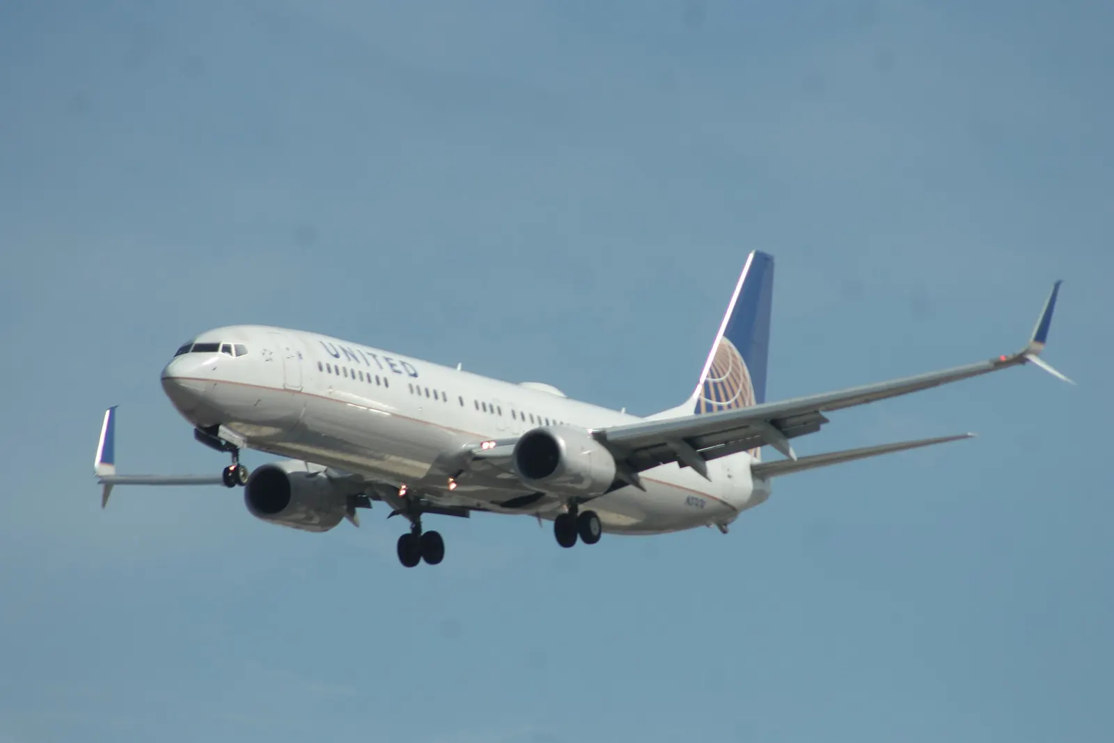 A Boeing 737-900 (N37474) of United Airlines on approach for Mccarran International Airport in Las Vegas, Nevada.