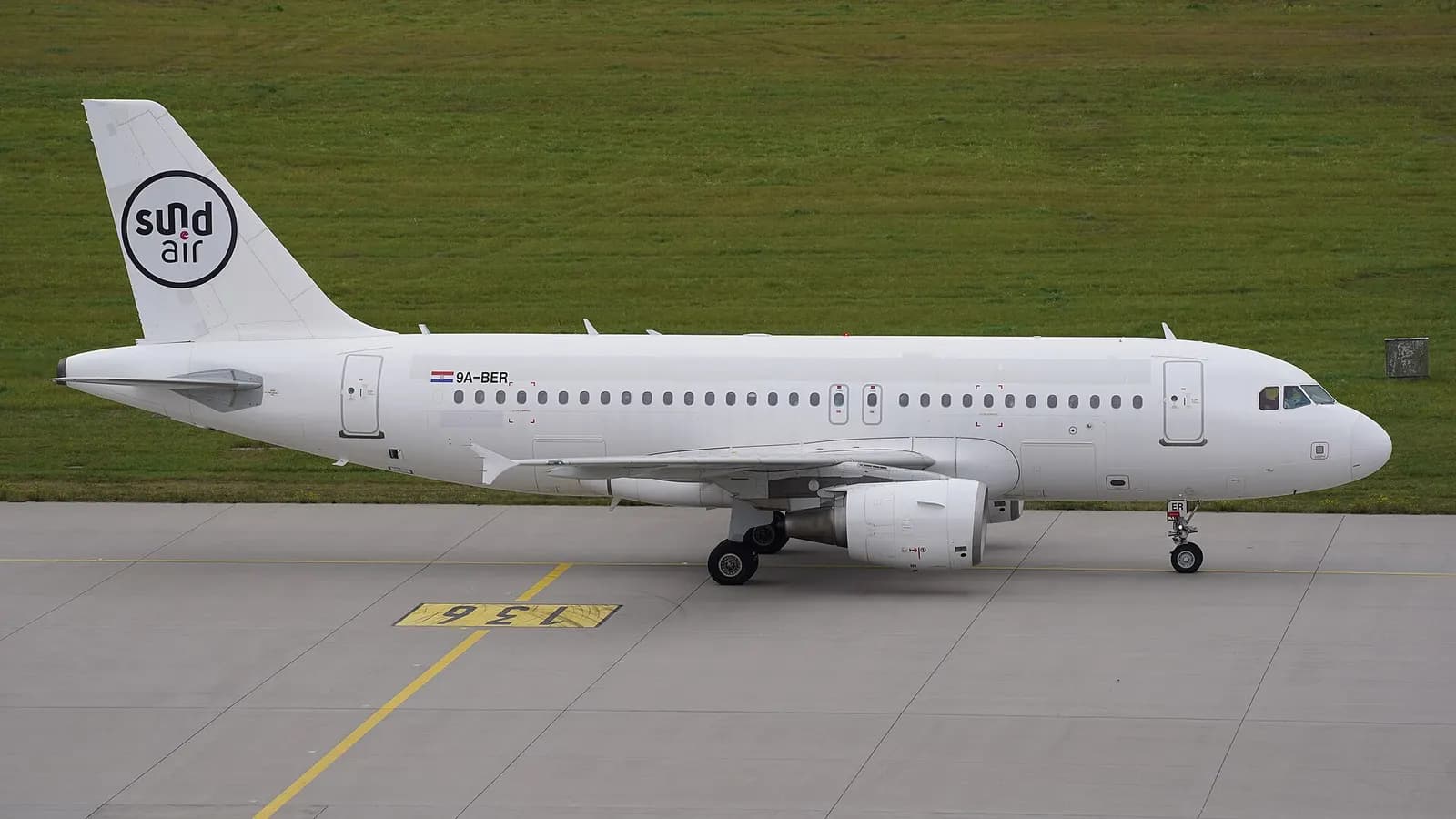 Der für Sundair betriebene Airbus A319-112 der Fluggesellschaft Fly Air41 Airways mit dem Kennzeichen 9A-BER nach einem Flug von Burgas nach Leipzig auf dem Flughafen Leipzig/Halle.