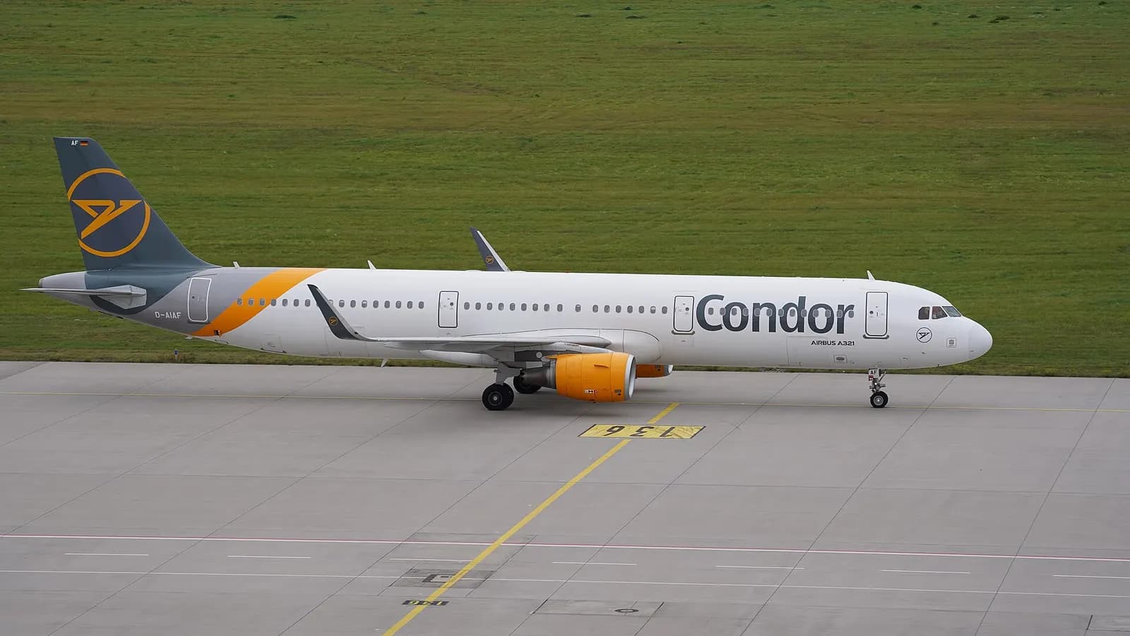 Der Airbus A321-211(WL) der Fluggesellschaft Condor Flugdienst mit dem Kennzeichen D-AIAF nach einem Flug von Palma de Mallorca nach Leipzig auf dem Flughafen Leipzig/Halle.