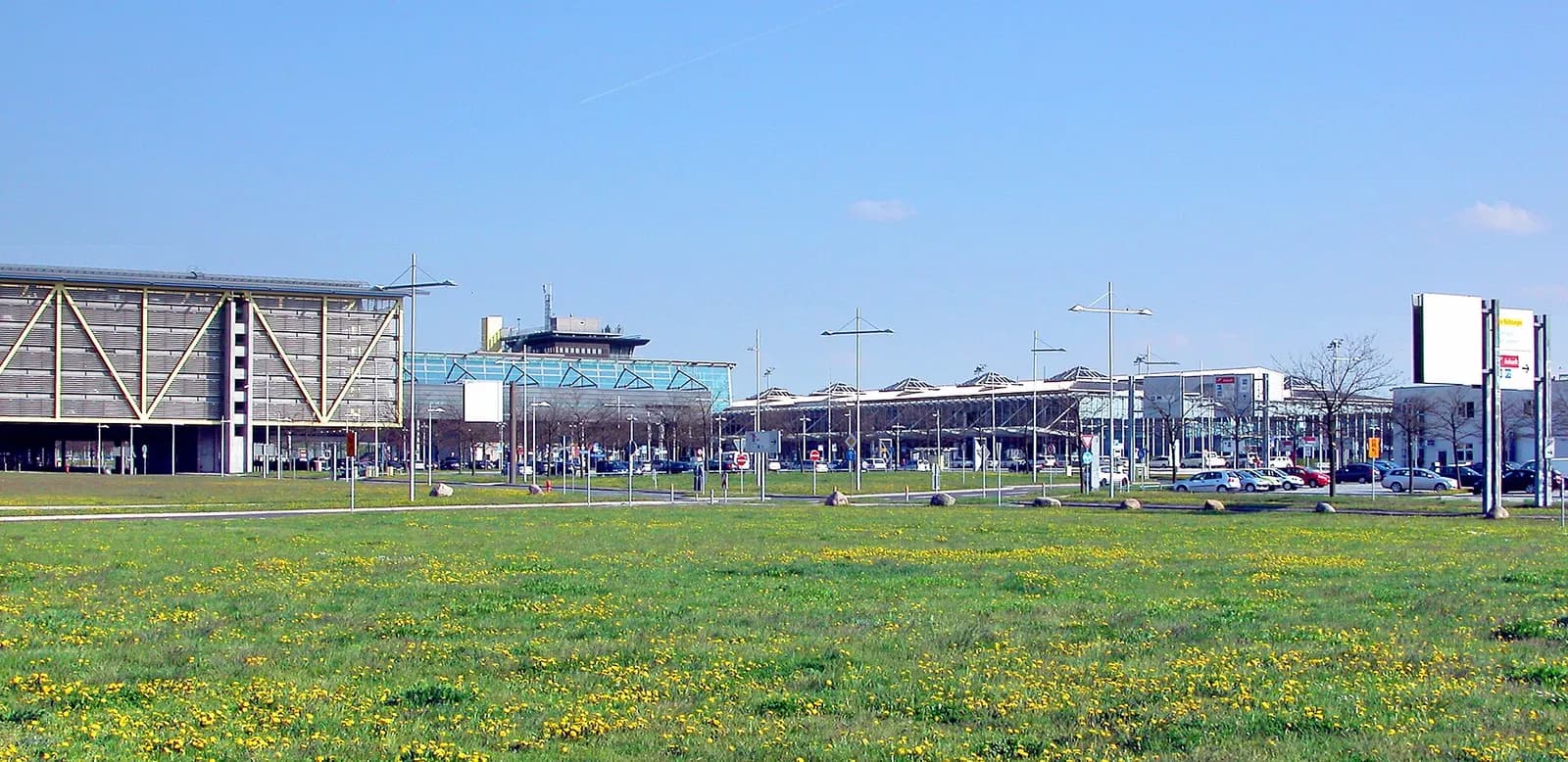19.04.2009 04435 Leipzig/Halle Airport: Schkeuditz, Terminalring (GMP: 51.419844,12.220867). 1927 als "Flughafen Halle/Leipzig" in Betrieb genommen. Nach 1990 intensiv ausgebaut. [DSCN36591.TIF]20090419410DR.JPG(c)Blobelt