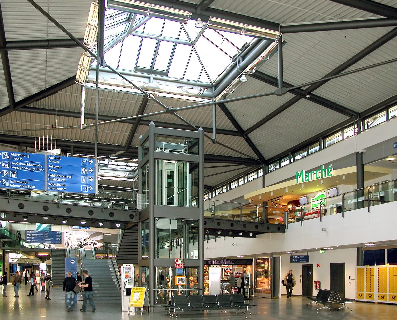 19.04.2009 04435 Leipzig/Halle Airport: Schkeuditz, Terminalring (GMP: 51.419844,12.220867). 1927 als "Flughafen Halle/Leipzig" in Betrieb genommen. Nach 1990 intensiv ausgebaut. [DSCN36594.TIF]20090419420DR.JPG(c)Blobelt