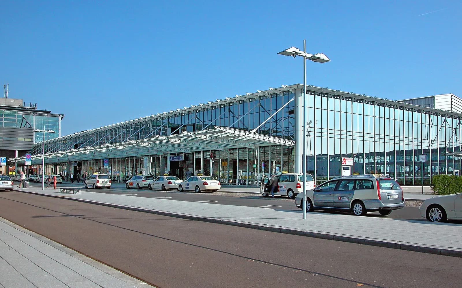 19.04.2009 04435 Leipzig/Halle Airport: Schkeuditz, Terminalring (GMP: 51.419844,12.220867). 1927 als "Flughafen Halle/Leipzig" in Betrieb genommen. Nach 1990 intensiv ausgebaut. [DSCN36592.TIF]20090419415DR.JPG(c)Blobelt
