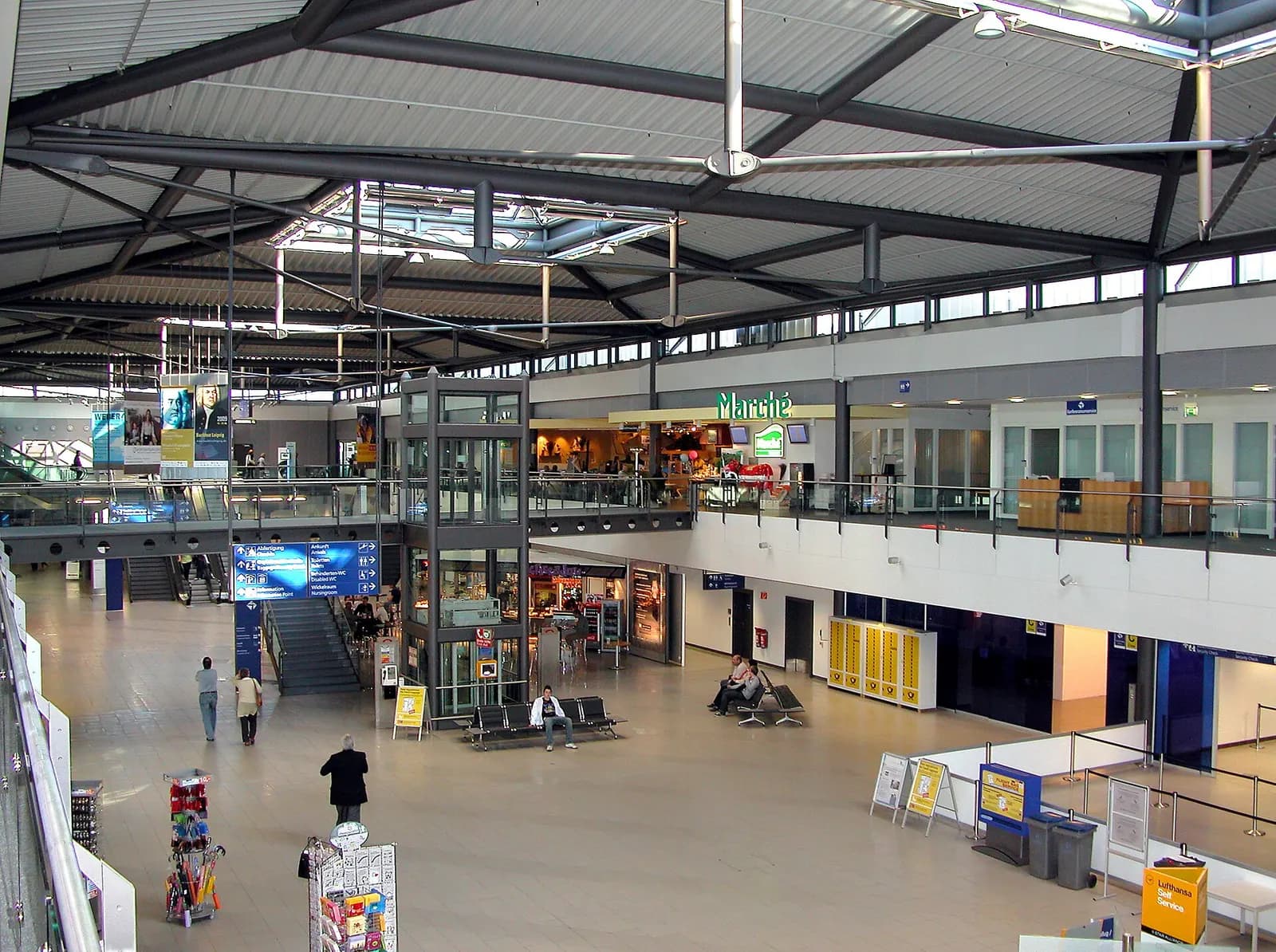 19.04.2009 04435 Leipzig/Halle Airport: Schkeuditz, Terminalring (GMP: 51.419844,12.220867). 1927 als "Flughafen Halle/Leipzig" in Betrieb genommen. Nach 1990 intensiv ausgebaut. [DSCN36601.TIF]20090419425DR.JPG(c)Blobelt