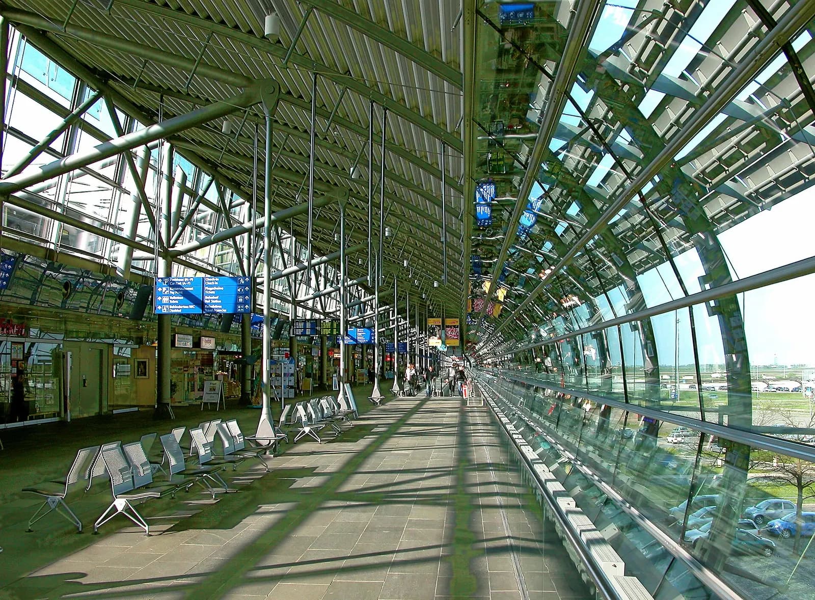 19.04.2009 04435 Leipzig/Halle Airport: Schkeuditz, Terminalring (GMP: 51.422460,12.222140). 1927 als "Flughafen Halle/Leipzig" in Betrieb genommen. Nach 1990 intensiv ausgebaut. [DSCN36596.TIF]20090419430DR.JPG(c)Blobelt