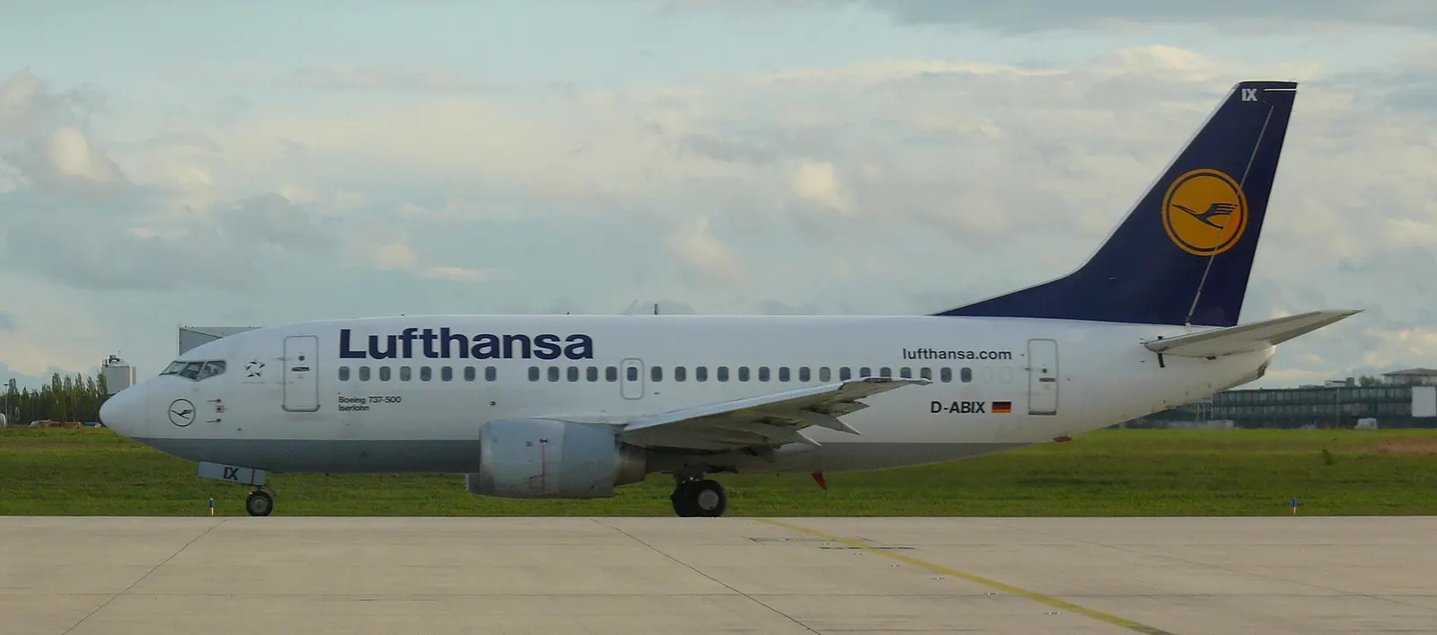 Lufthansa Boeing 737-530 D-ABIX (cn 24946/2070) leaving the docking station for a flight to Frankfurt am Main at Leipzig/Halle Airport .
