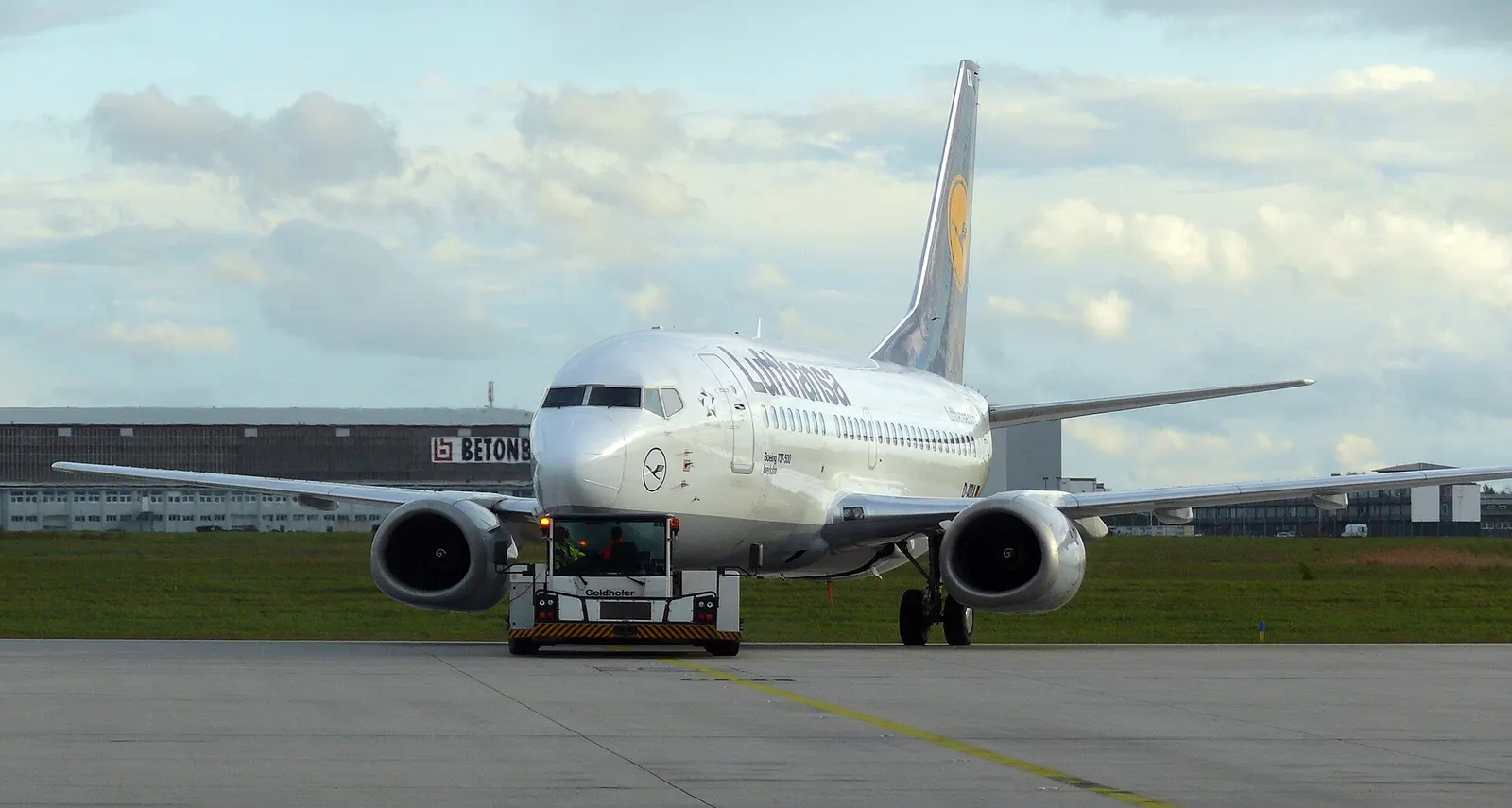 Lufthansa Boeing 737-530 D-ABIX (cn 24946/2070) leaving the docking station for a flight to Frankfurt am Main at Leipzig/Halle Airport .