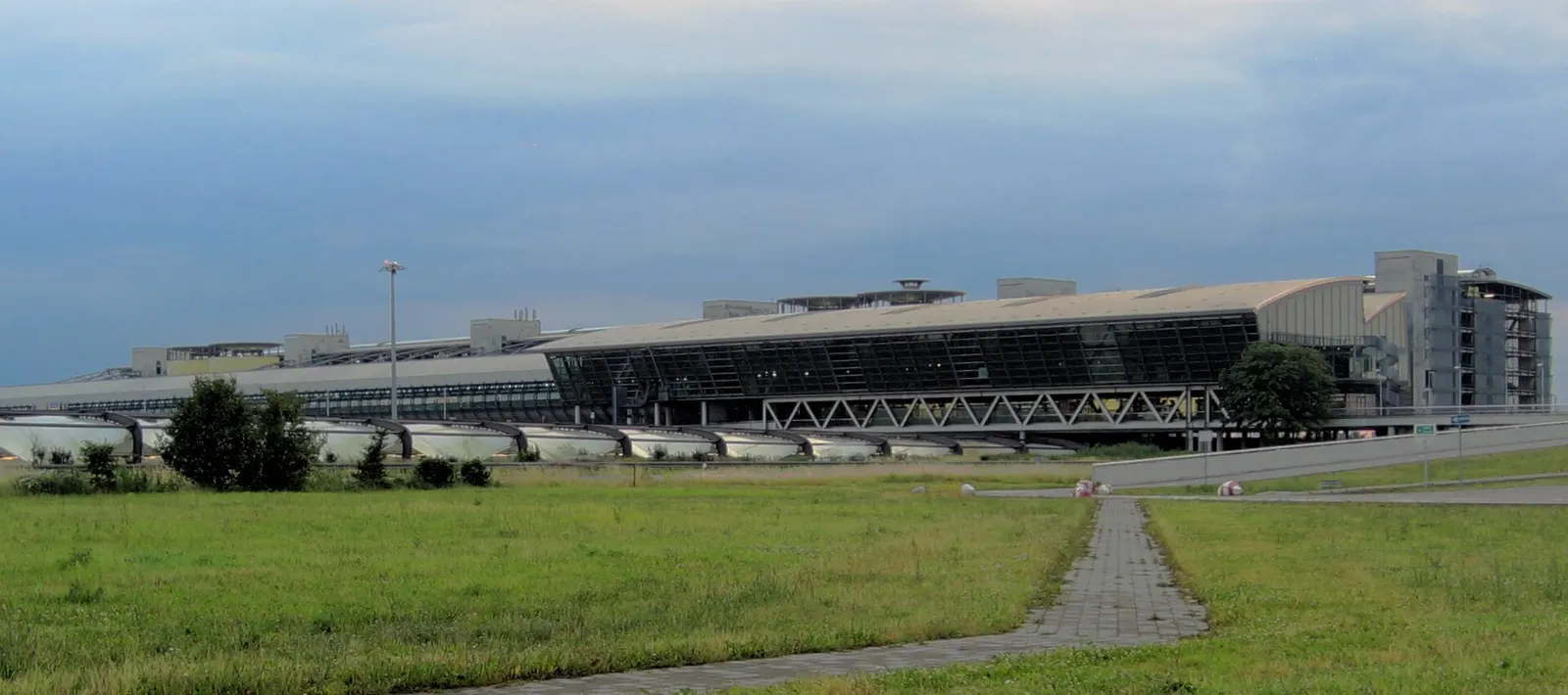 Check-in area (to the right) of the central terminal at the Leipzig/Halle Airport , opens in 2003, before it the airport railway station