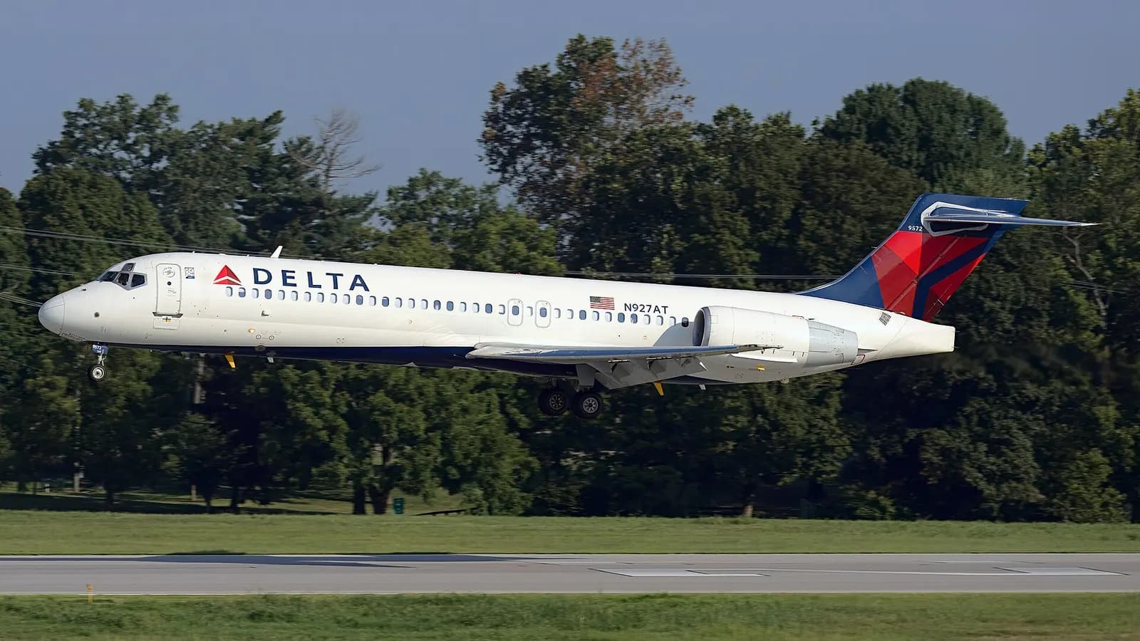 Delta Air Lines Boeing 717 N927AT landing on runway 22 at Blue Grass Airport in August 2025.
