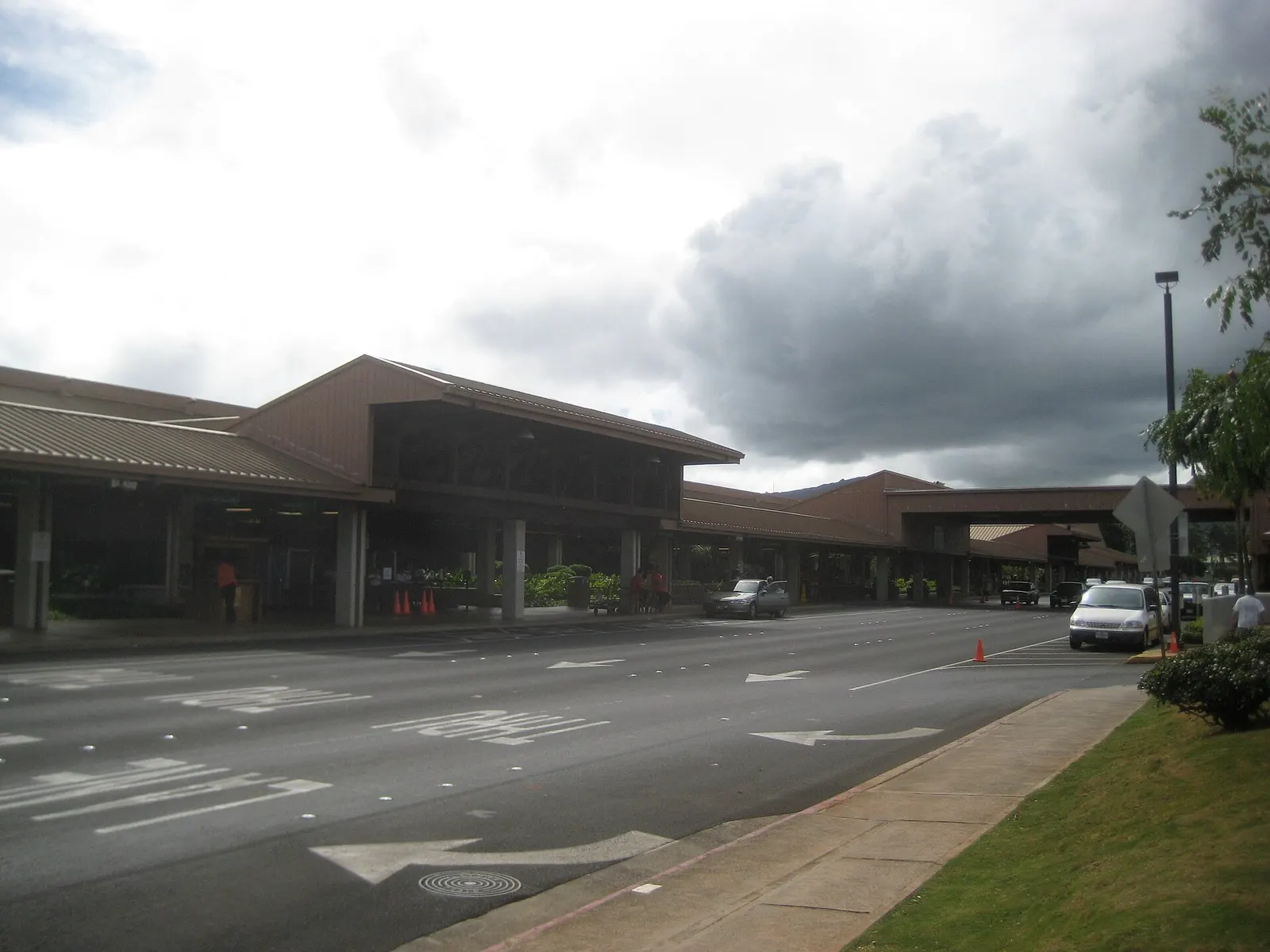 Landside curb and one-way loop road in front of the Lihue Airport terminal