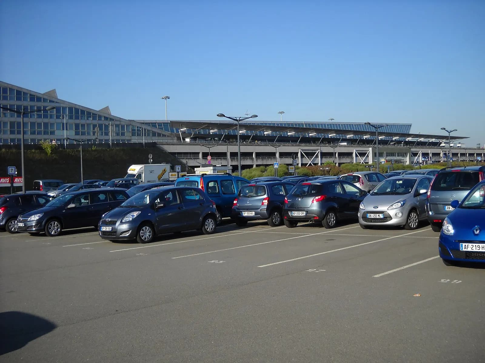 Lille-Lesquin Airport terminal exterior curb / entrance
